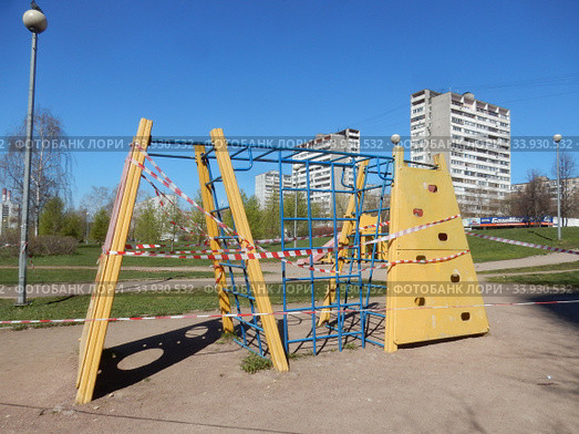 Детская площадка в Гольяновском парке, закрытая при пандемии коронавирусной инфекции Covid-19. Район Гольяново. Город Москва (2020 год). Редакционное фото, фотограф lana1501 / Фотобанк Лори