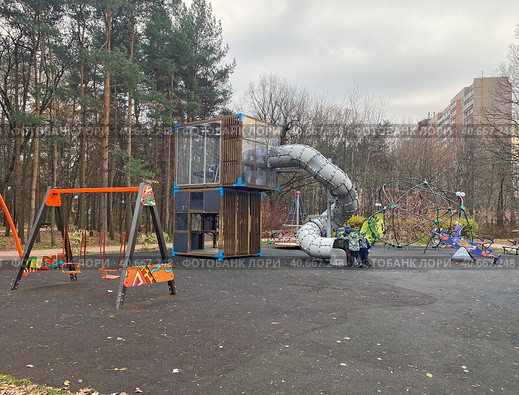 Детская площадка в Ивановском лесопарке, Москва (2022 год). Редакционное фото, фотограф Мария Кылосова / Фотобанк Лори