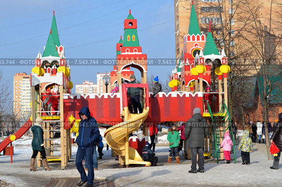 Детский городок в городе Железнодорожном (Балашихе) Московской области зимой (2015 год). Редакционное фото, фотограф Наталья Горкина / Фотобанк Лори