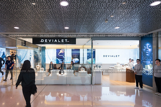 Devialet store in Hong Kong IFC Mall (2017 год). Редакционное фото, фотограф Александр Подшивалов / Фотобанк Лори