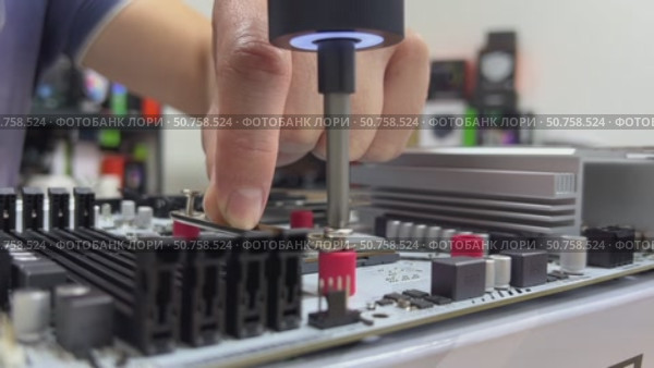 Device repair in an electronics repair lab using tools and components for troubleshooting and maintenance. Стоковое видео, видеограф Darya Komarova / Фотобанк Лори
