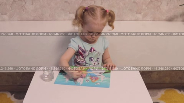 Девочка дошкольница учится раскрашивать кисть картинки. Стоковое видео, видеограф Наталья Кочеткова / Фотобанк Лори