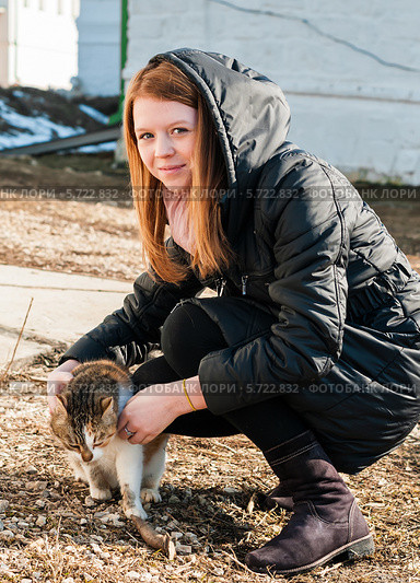 Девочка-подросток гуляет с кошкой на улице. Стоковое фото, фотограф Игорь Низов / Фотобанк Лори