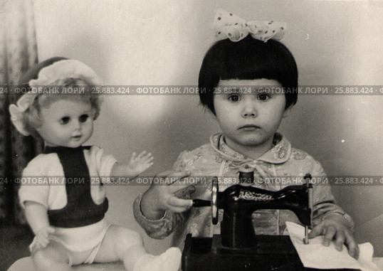 Девочка со швейной машинкой. Редакционное фото, фотограф Лобанова Анна / Фотобанк Лори