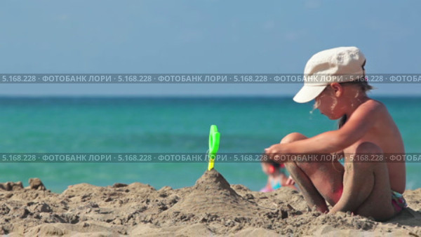 Девочка строит замок из песка. Стоковое видео, видеограф Кекяляйнен Андрей / Фотобанк Лори