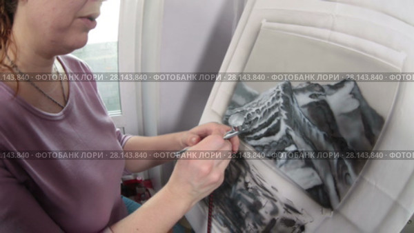 Девушка рисует аэрографом. Стоковое видео, видеограф Кекяляйнен Андрей / Фотобанк Лори