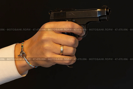 Девушка с пистолетом Beretta M35 на черном фоне. Редакционное фото, фотограф Дарджания Зураб / Фотобанк Лори