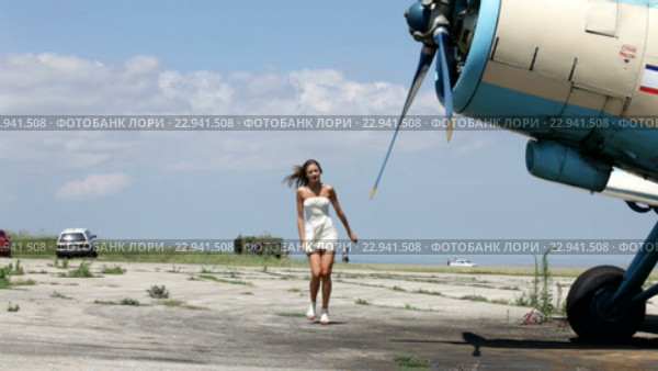 Девушка торопится на самолет. Стоковое видео, видеограф Владимир Кравченко / Фотобанк Лори
