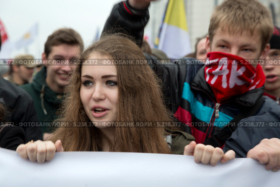 Девушка участвует в Русском марше националистов в районе Люлино города Москвы, 4 ноября 2013. Редакционное фото, фотограф Николай Винокуров / Фотобанк Лори
