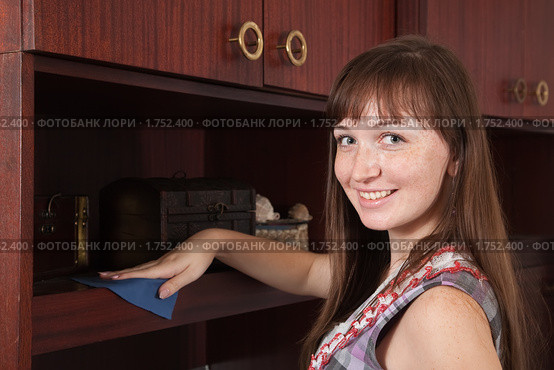 Девушка ухаживает за мебелью. Стоковое фото, фотограф Яков Филимонов / Фотобанк Лори