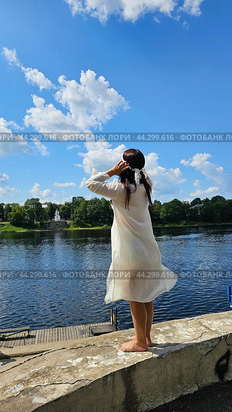 Девушка в русской рубахе на берегу реки. Стоковое фото, фотограф Марина Володько / Фотобанк Лори
