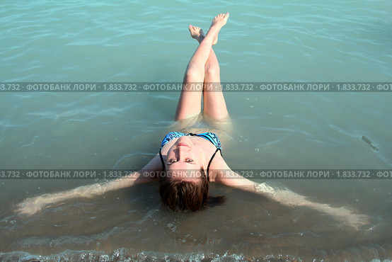 Девушка в воде. Стоковое фото, фотограф Вера Тропынина / Фотобанк Лори