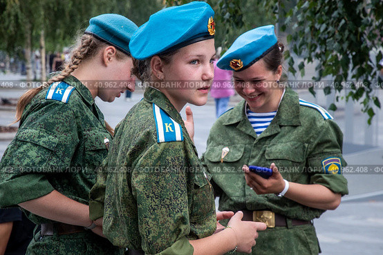 Девушки в форме кадетов десатных войск время гуляний Парке Зарядье в День Воздушно-десантных войск в городе Москве, Россия (2023 год). Редакционное фото, фотограф Николай Винокуров / Фотобанк Лори