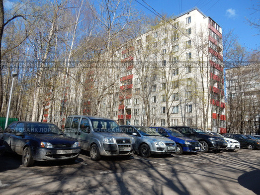Девятиэтажный шестиподъездный панельный жилой дом серии II-49Д, построен в 1969 году. Сахалинская улица, 6, корпус 2. Район Гольяново. Город Москва (2020 год). Редакционное фото, фотограф lana1501 / Фотобанк Лори