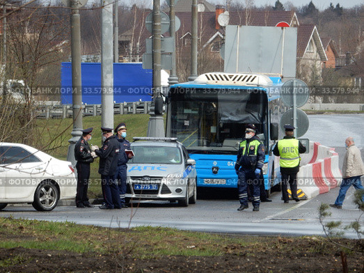 Дежурный наряд Госавтоинспекции при въезде в Москву для контроля режима цифровых пропусков в дни самоизоляции при коронавирусе COVID-19. Хабаровская улица. Район Гольяново. Город Москва. Россия (2020 год). Редакционное фото, фотограф lana1501 / Фотобанк Лори