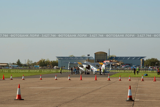 DH.89 "Драгон Рапид" берет на борт пассажиров (2010 год). Редакционное фото, фотограф Василий Фирсов / Фотобанк Лори