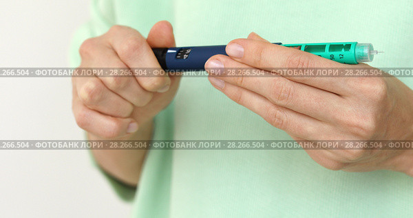 Diabetes turn insulin pen correct dose injection. Стоковое фото, фотограф Ekaterina Demidova / Фотобанк Лори