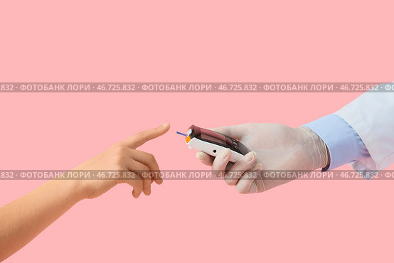 Диабетическая девочка с доктором, использующим глюкометр на розовом фоне, крупным планом. Стоковое фото, фотограф Pixel_shot / Фотобанк Лори