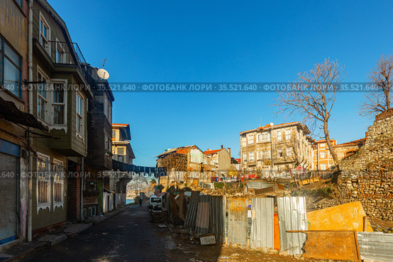 Dilapidated residential buildings in Eminonu quarter of Istanbul. Стоковое фото, фотограф Яков Филимонов / Фотобанк Лори