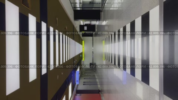 Diminishing passage in modern building (2023 год). Редакционное видео, видеограф Антон Гвоздиков / Фотобанк Лори