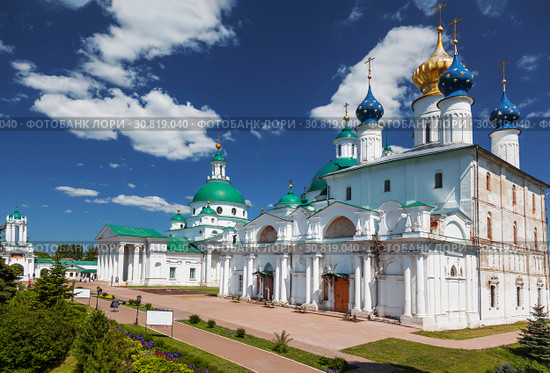 Dimitrievsky and Zachatievsky cathedrals of the Spaso-Yakovlevsky Monastery in Rostov, Russia (2012 год). Стоковое фото, фотограф Наталья Волкова / Фотобанк Лори