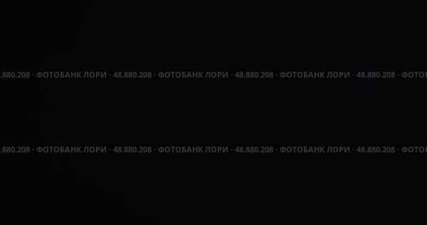 Динамическая вспышка пропускает свет, поворачивая оптическую линзу, создает эффект блестящей анимации перехода. Эффект естественного освещения лучами лампы, динамическая яркость. Наложение композиций на отснятый материал, стилизация видео, переходы. Стоковое видео, видеограф Александр Собко / Фотобанк Лори