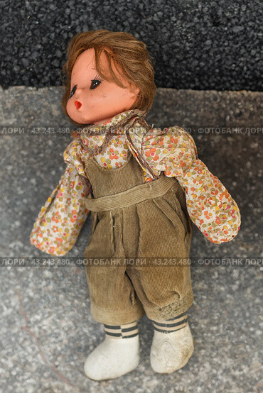 Dirty doll in dust at the flea market (2019 год). Стоковое фото, фотограф Irina Kuchugurina/Gaudy / Фотобанк Лори