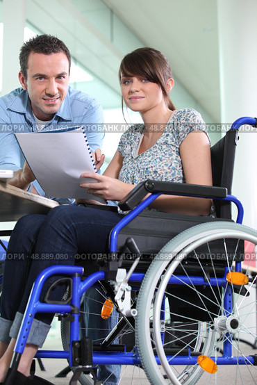 Disabled female office worked with colleague. Стоковое фото, агентство Ingram Publishing / Фотобанк Лори