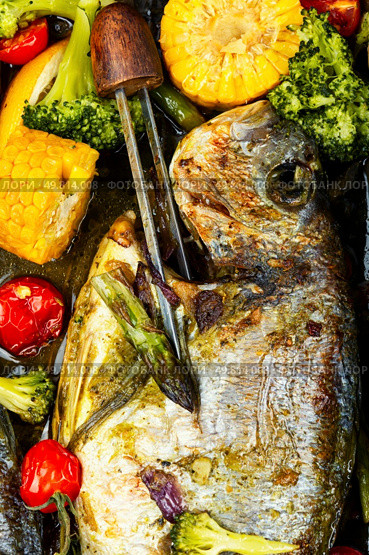 Dish of fried dorado fish with boiled broccoli, corn and asparagus. Seafood skewers, food background. Food photography. Roasted Dorada fish with vegetables. Стоковое фото, агентство Ingram Publishing / Фотобанк Лори