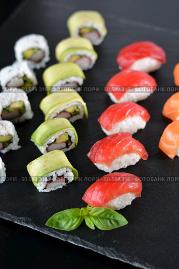 dish with various types of sushi, some of bluefin tuna and other salmon. Стоковое фото, агентство Ingram Publishing / Фотобанк Лори