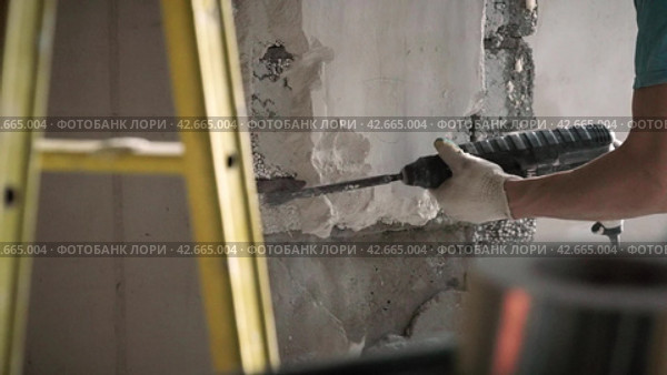 Dismantling of the walls of the destroyed house. Falling pieces of plaster. Super slow motion 240 fps. Стоковое видео, видеограф EStarodubov / Фотобанк Лори