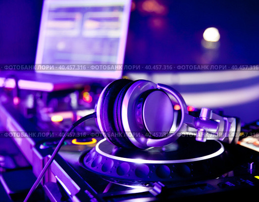 DJ-контроллер и наушники диджея на вертушках в ночном клубе. Стоковое фото, фотограф Максим Блинков / Фотобанк Лори
