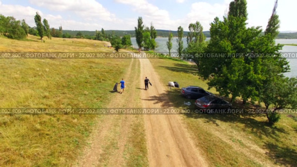 Добровольцы, уборка территории парка города от мусора (2016 год). Редакционное видео, видеограф Владимир Кравченко / Фотобанк Лори