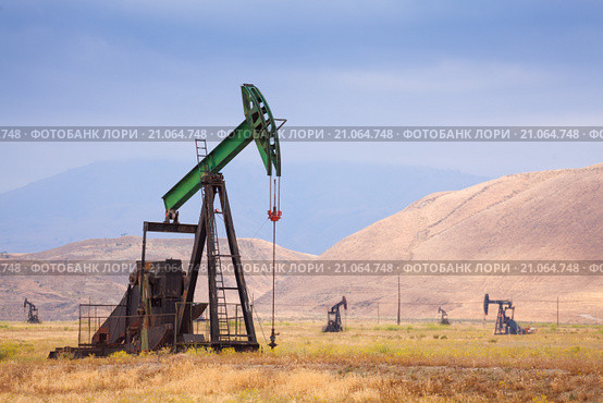 Добыча нефти в предгорьях Калифорнии. Стоковое фото, фотограф Сергей Новиков / Фотобанк Лори