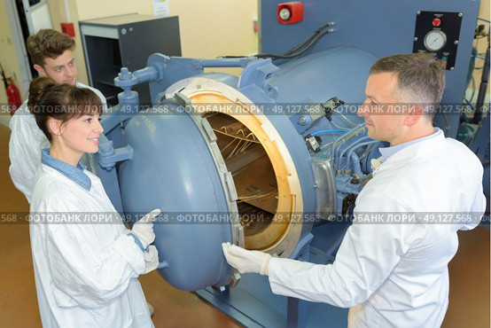 doctor and coworkers sterilising surgical and other instruments. Стоковое фото, агентство Ingram Publishing / Фотобанк Лори
