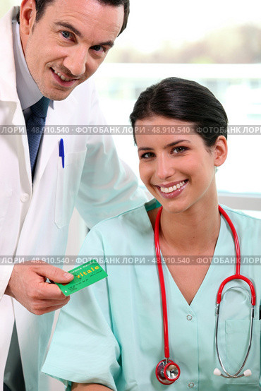 doctor and nurse conferring. Стоковое фото, агентство Ingram Publishing / Фотобанк Лори