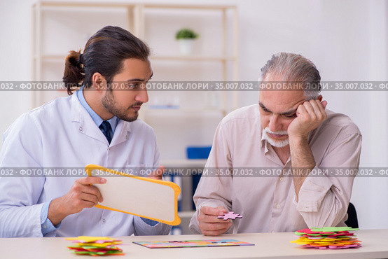 Doctor and patient suffering from Alzheimer disease. Стоковое фото, фотограф Elnur / Фотобанк Лори
