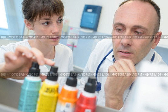 doctor choosing medicines at pharmacy. Стоковое фото, агентство Ingram Publishing / Фотобанк Лори