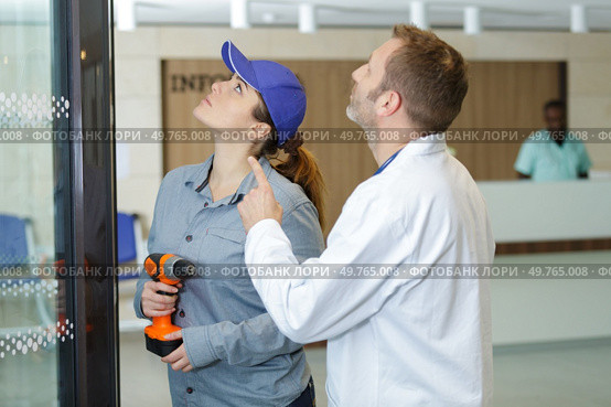 doctor discussing new hospital plan with worker. Стоковое фото, агентство Ingram Publishing / Фотобанк Лори