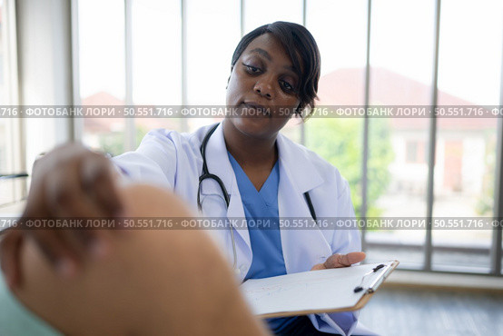 Doctor examining knee joint function of patient in hospital, Medical health care. Стоковое фото, агентство Ingram Publishing / Фотобанк Лори