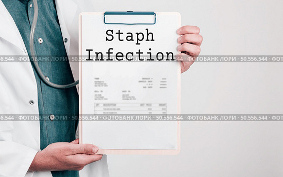 Doctor holding Paper Pad with Text Staph Infection. Стоковое фото, агентство Ingram Publishing / Фотобанк Лори