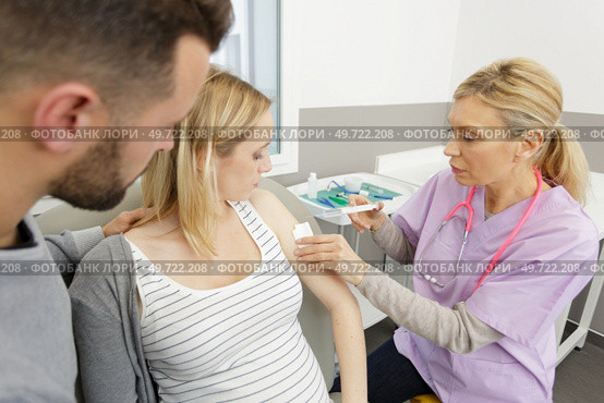 doctor making insulin or flu vaccination shot by syringe. Стоковое фото, агентство Ingram Publishing / Фотобанк Лори