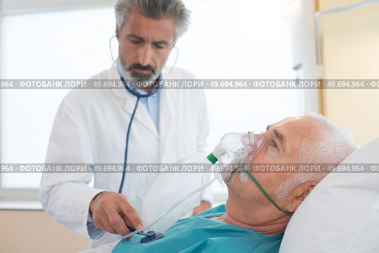 doctor monitoring the patients progress. Стоковое фото, агентство Ingram Publishing / Фотобанк Лори