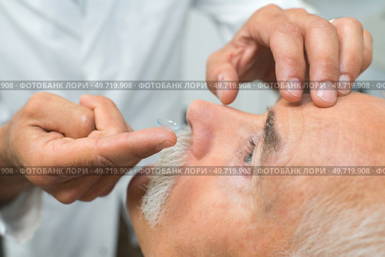 doctor putting contact lenses to patient. Стоковое фото, агентство Ingram Publishing / Фотобанк Лори