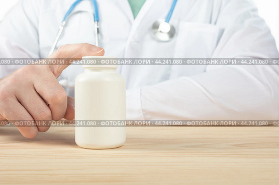 Doctor recommends taking medicine, supplement, vitamins, food supplement. Practitioner with bottle of pills. copy space. Стоковое фото, фотограф Павел Муравьев / Фотобанк Лори