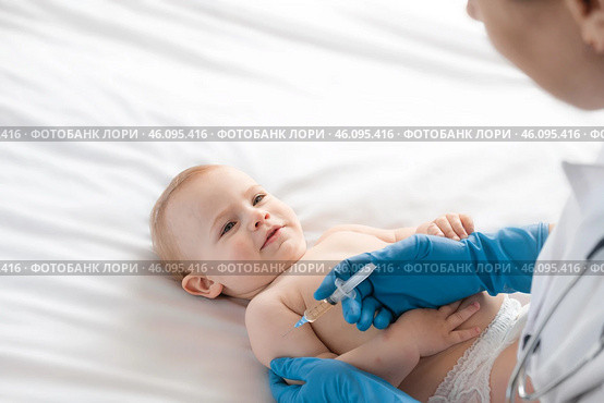 Doctor vaccinating baby in clinic. Little baby get an injection. Pediatrician vaccinating newborn baby. Vaccine for infant child. Child's Immunization, Children's Vaccination, Health concept. Стоковое фото, фотограф Марина Демидюк / Фотобанк Лори