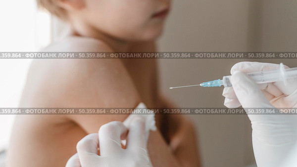 doctor with kid getting vaccine. Стоковое фото, агентство Ingram Publishing / Фотобанк Лори