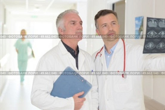 doctors examining the patient's examination result. Стоковое фото, агентство Ingram Publishing / Фотобанк Лори