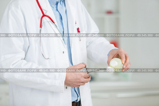 doctors hands holding a surgical clamp with swab. Стоковое фото, агентство Ingram Publishing / Фотобанк Лори