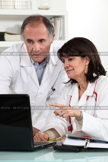 Doctors looking at a computer and sharing their opinions. Стоковое фото, агентство Ingram Publishing / Фотобанк Лори